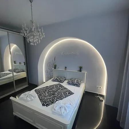 Big With 3 Bdrm Ultracentral Apartment *