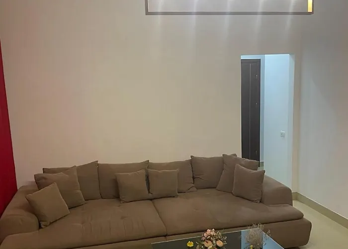 Big With 3 Bdrm Ultracentral Apartment *